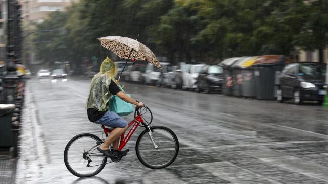 Un ciclista bajo la lluvia en la Comunitat Valenciana.