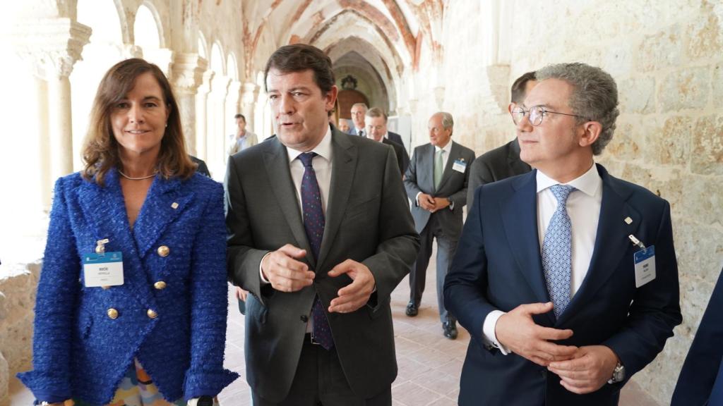 Pedro Palomo, pte. de EFCL (d), junto a Rocío Hervella, CEO de Prosol; y Alfonso Fernández Mañueco, presidente de la Junta de Castilla y León