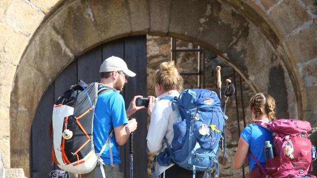 Unos turistas llegan a Ponferrada para pasar unos días.