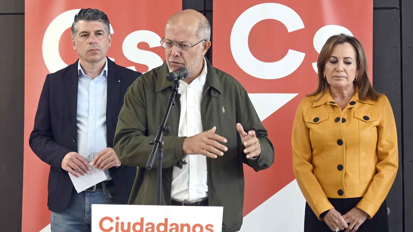 El procurador de Ciudadanos en las Cortes de Castilla y León, Francisco Igea, acompañado por los concejales de Burgos, informa de los objetivos de su formación en el nuevo curso político