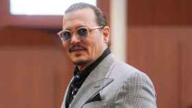 Johnny Depp sale con una de las letradas de su equipo legal.