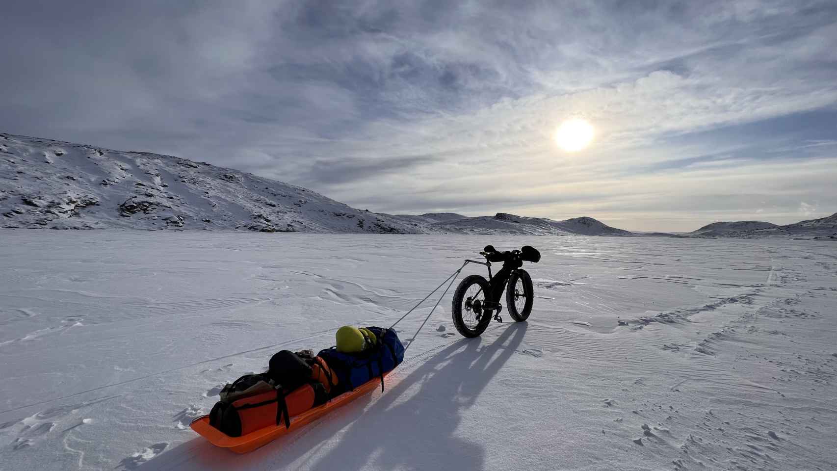 La bicicleta y el equipo que llevará Omar di Felice en Groenlandia