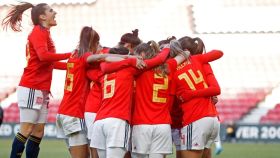 Las jugadoras de la selección española femenina celebran un gol