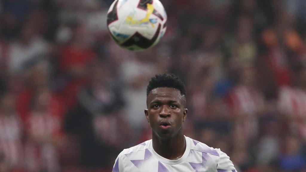 Vinicius Junior calentando en el césped del Metropolitano