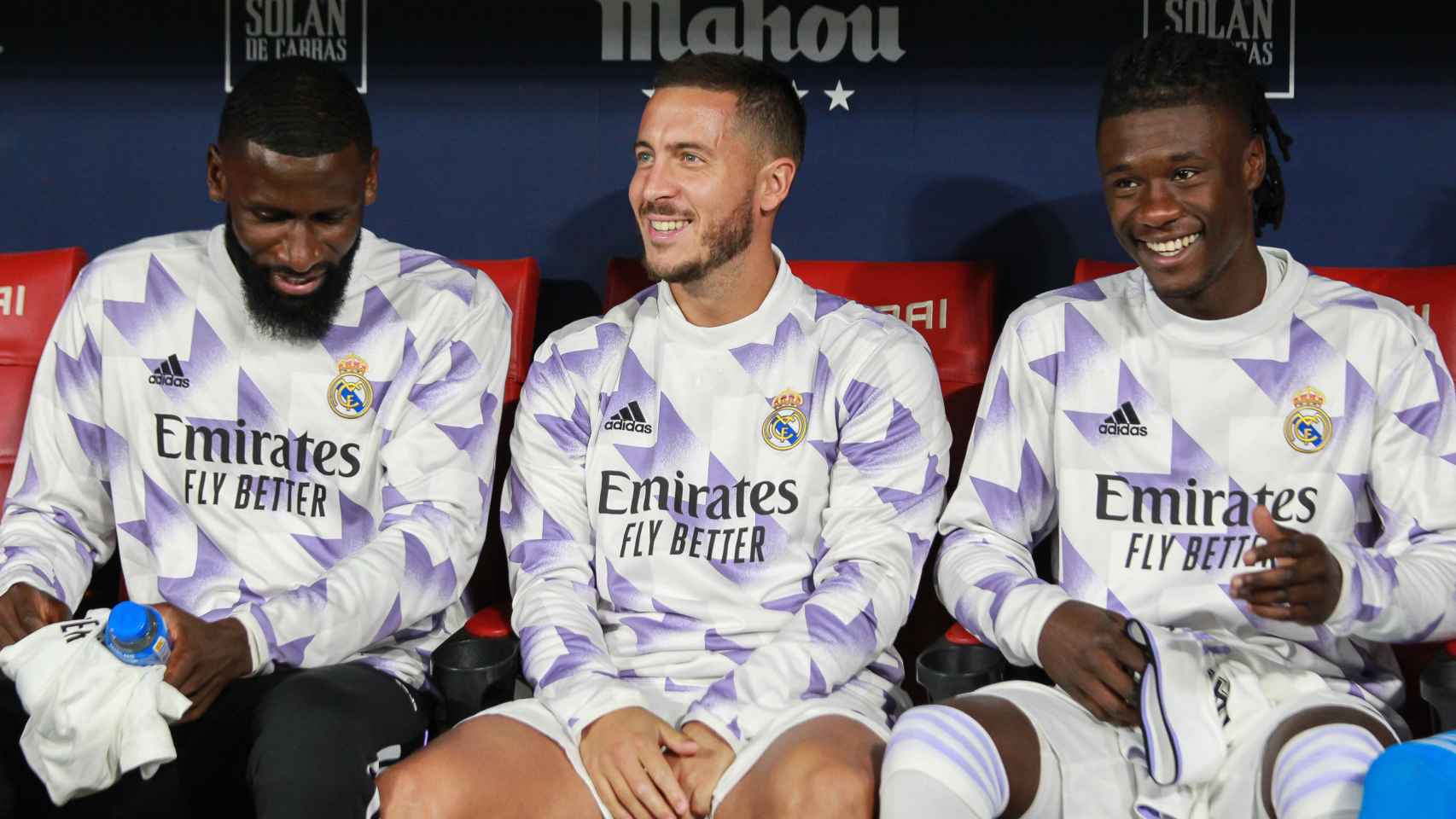 Eden Hazard, en el banquillo del Real Madrid junto a Rüdiger y Camavinga