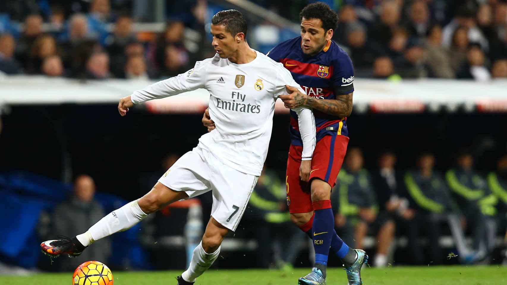 Cristiano Ronaldo y Dani Alves durante un Clásico