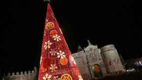 Iluminación de Navidad 2021 en Toledo. Foto: Twitter @milagrostolon.