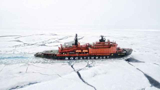 El buque rompehielos ruso Rosatomflot se abre paso por el Ártico.