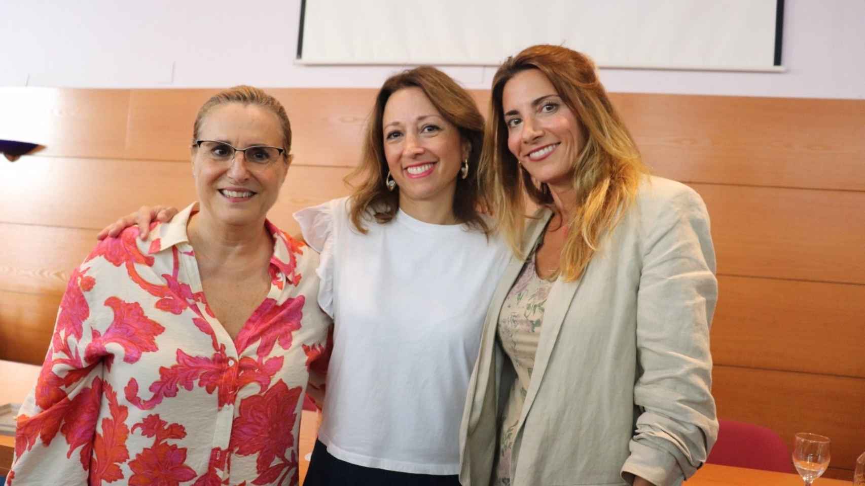 La candidata a la presidencia del PP de Málaga, Patricia Navarro, junto con la alcaldesa de Fuengirola, Ana Mula, y la vicesecretaria de Sociedad de Bienestar, Ana Carmen Mata.