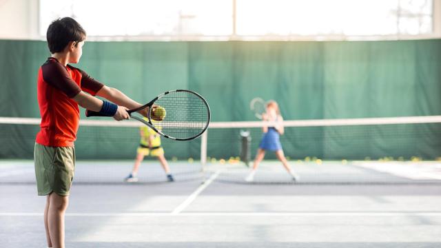 Niños jugando al tenis.