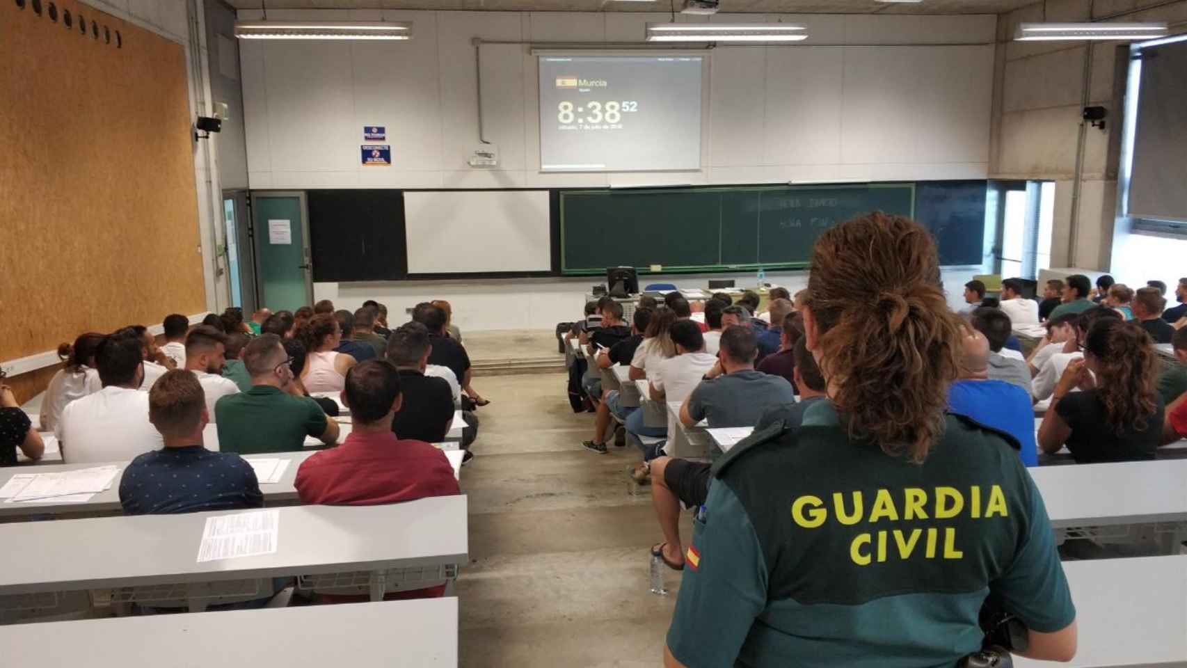 Varios opositores participan en una prueba de acceso de la Guardia Civil en 2018.