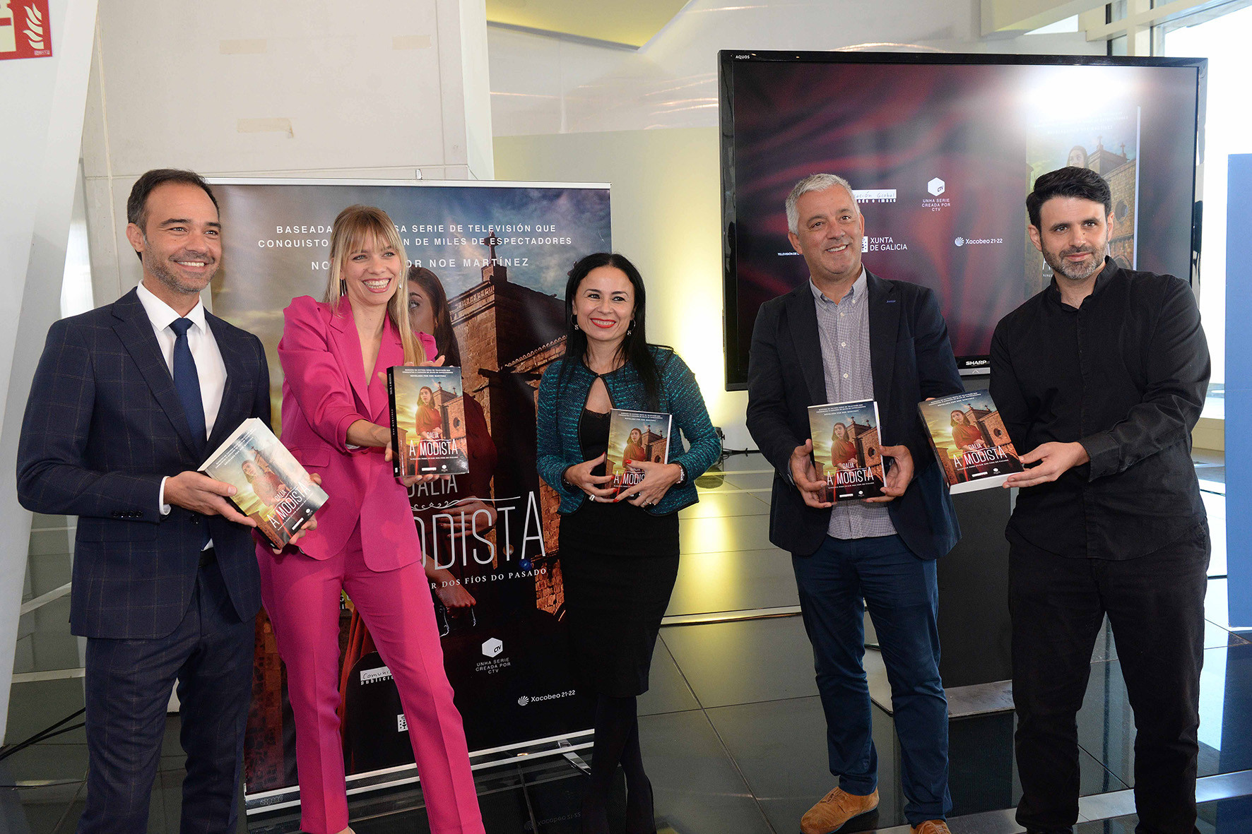 Xaime Arias (CRTVG), María Mera, Noe Martínez, Valentín García (Xunta de Galicia) y Ghaleb Jaber (CTV) durante la presentación del libro.
