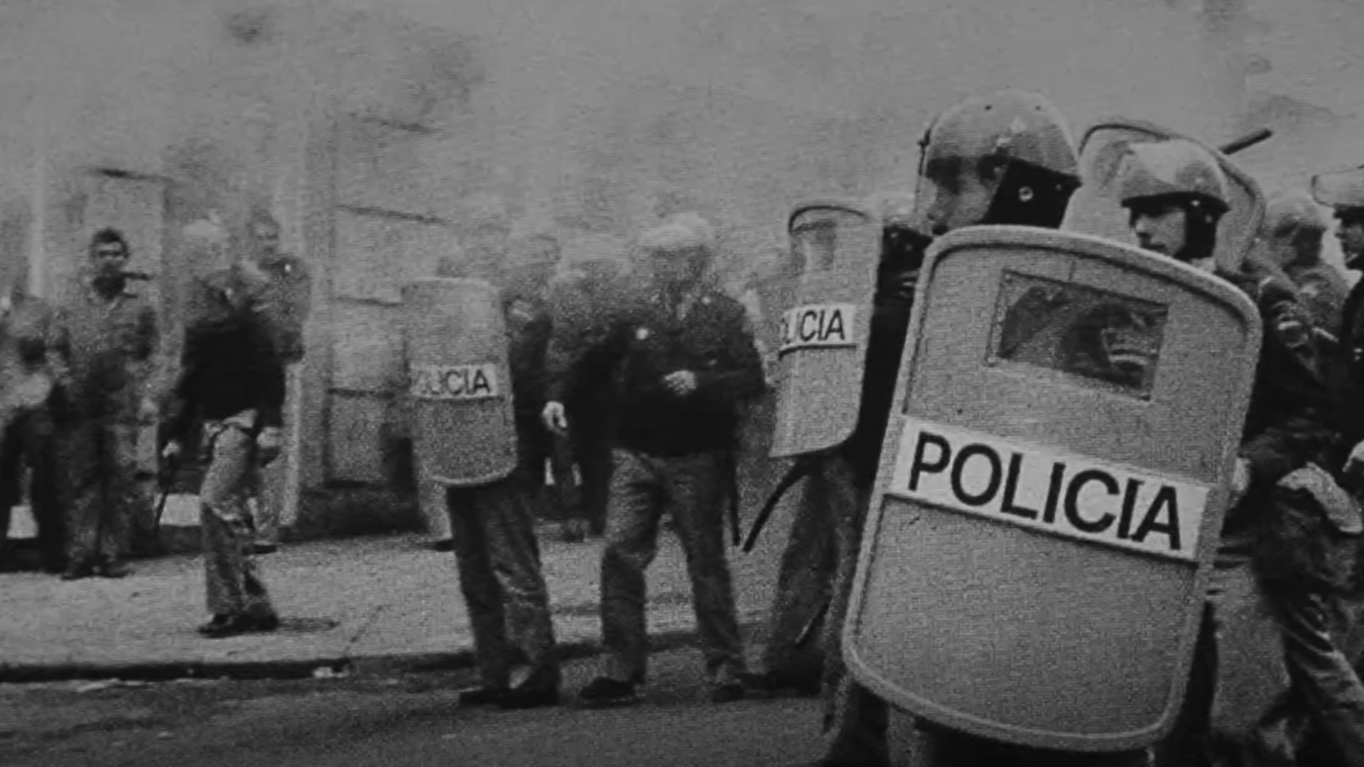 Policías tratando de detener una protesta. Imagen: Documental ‘Vigo 1972’