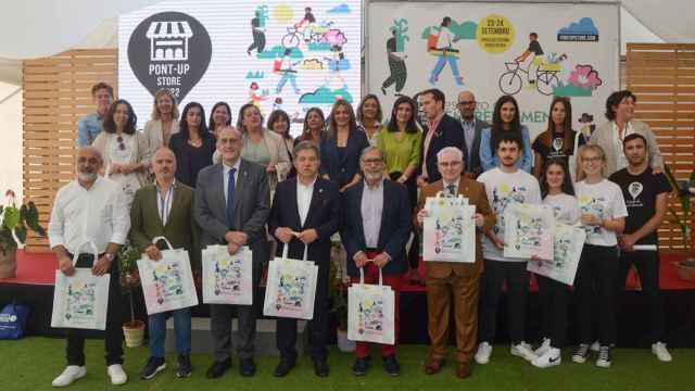 Foto de familia de autoridades y organizadores del Pont-Up Store.