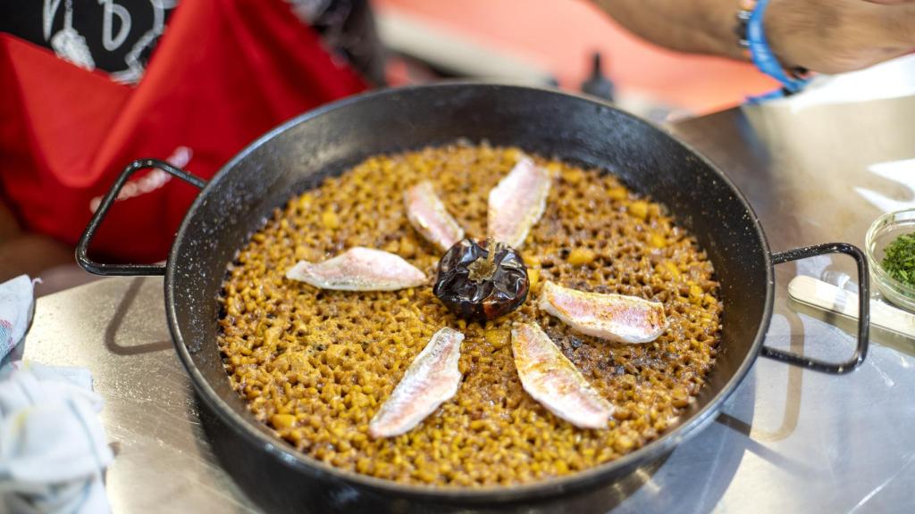 Receta clásica de arroz con salmonetes.