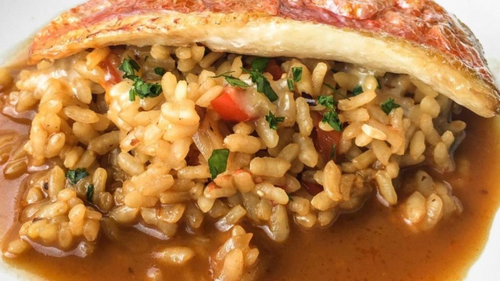 Receta clásica de arroz con salmonetes.