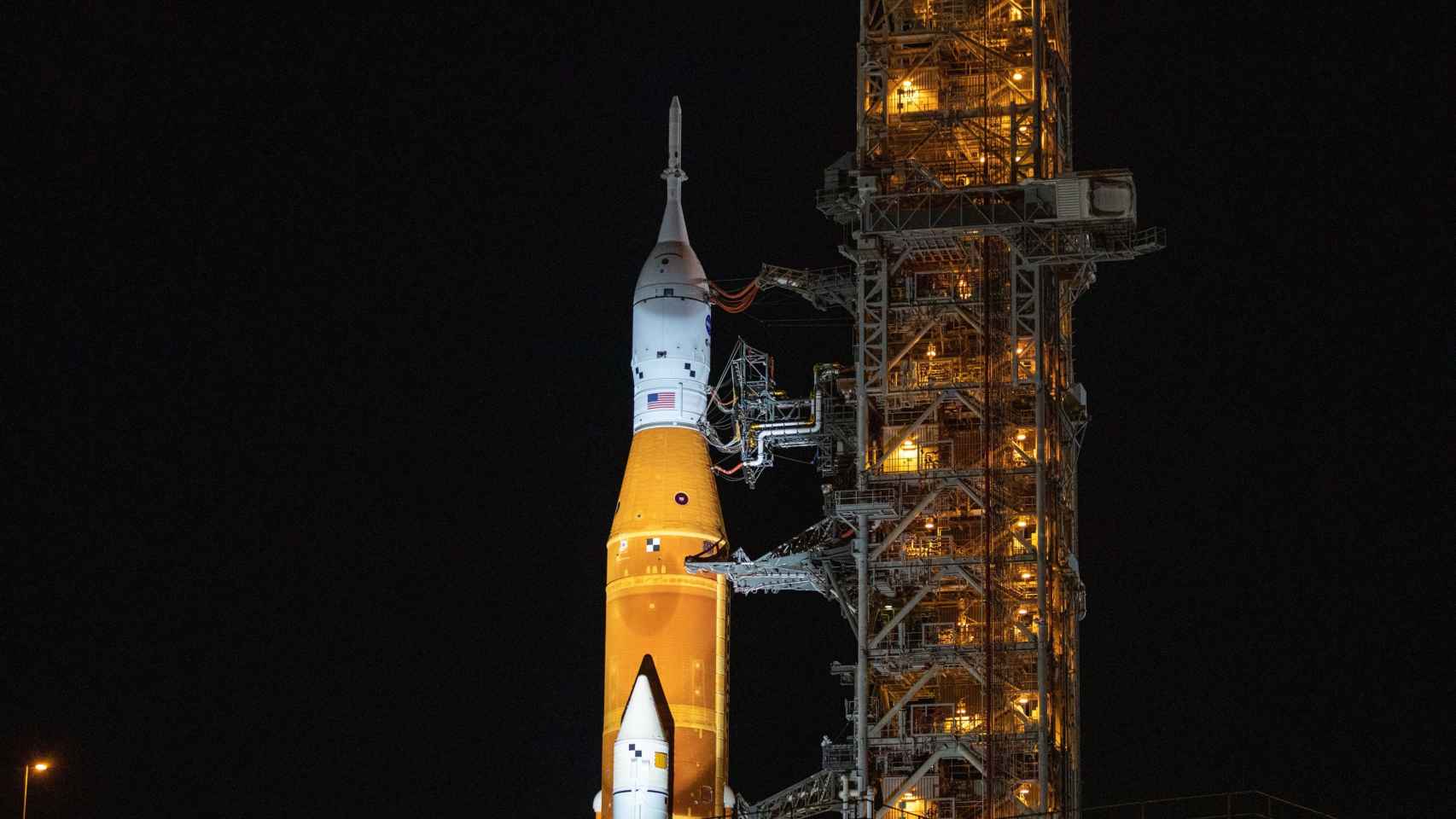 Nave espacial Orion en la cúspide del cohete SLS