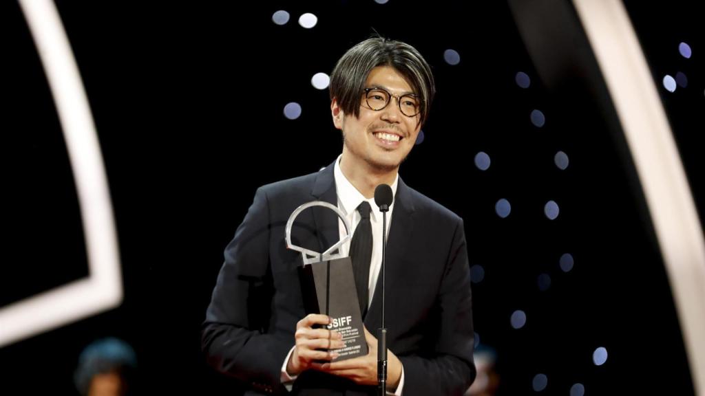 El realizador Genki Kawamura agradece la Concha de Plata a la mejor dirección por 'Hyakka/A hundred flowers', durante la gala de clausura de la 70 edición del Festival de Cine de San Sebastián. Foto: EFE/Juan Herrero