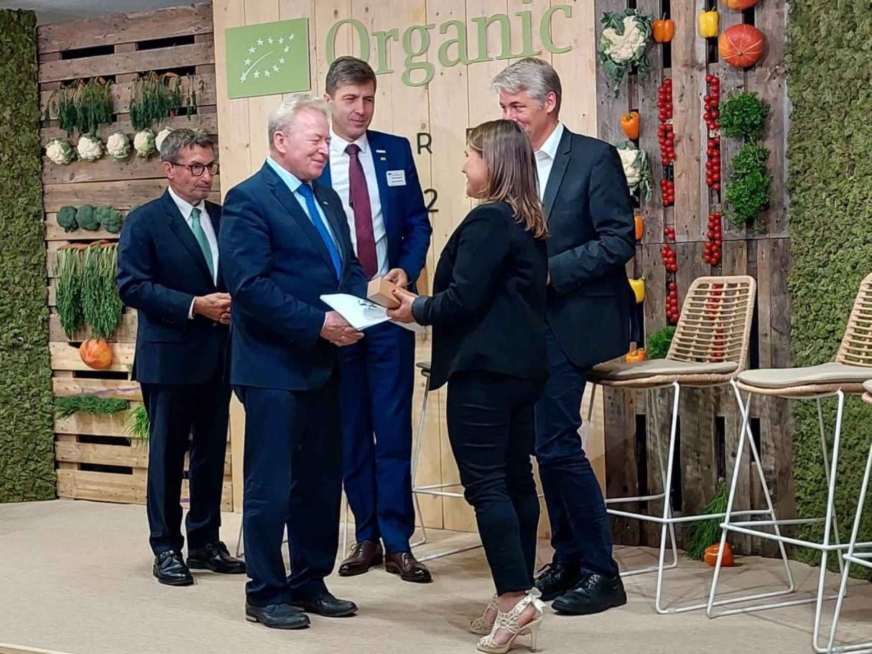 Janusz Wojciechowski, comisario de agricultura de la UE, entrega el premio a Nazaret Mateos, agricultora zamorana