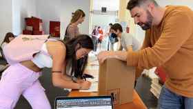Una alumna recibiendo el Apple MacBook Air gratis de la UPSA