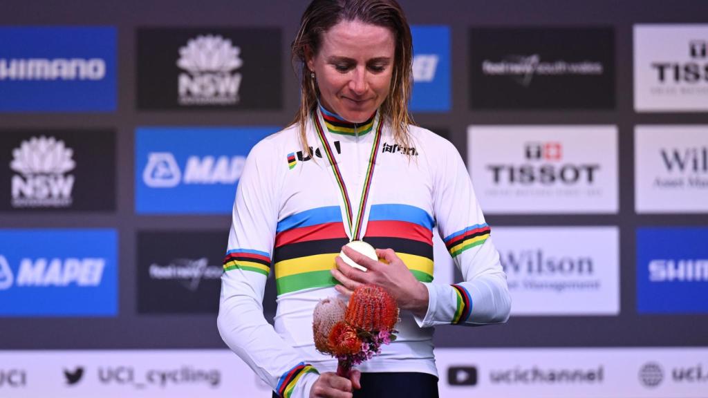 Annemiek Van Vleuten con el maillot arcoíris y la medalla de oro