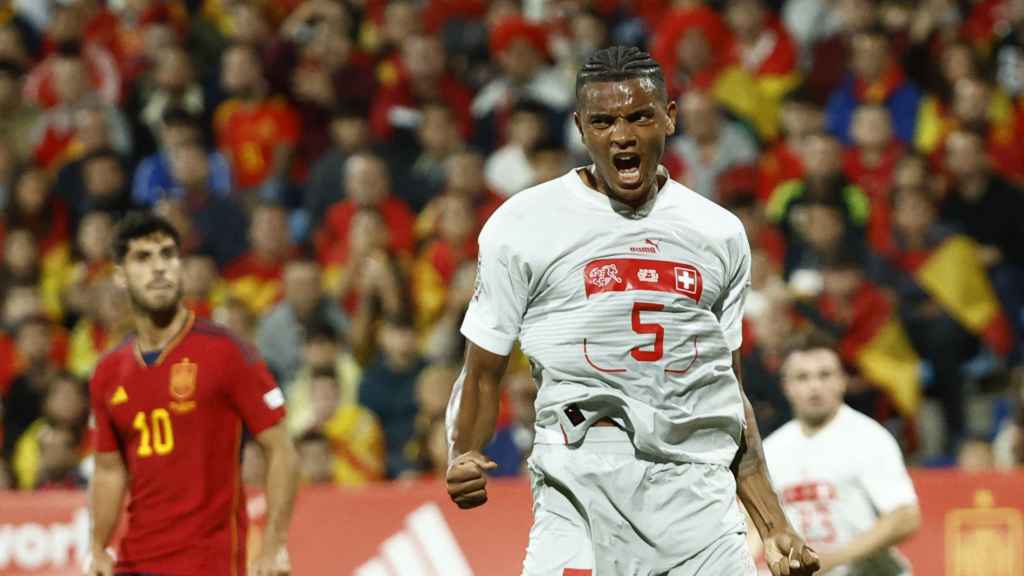 Akanji celebra un gol contra España en la UEFA Nations League