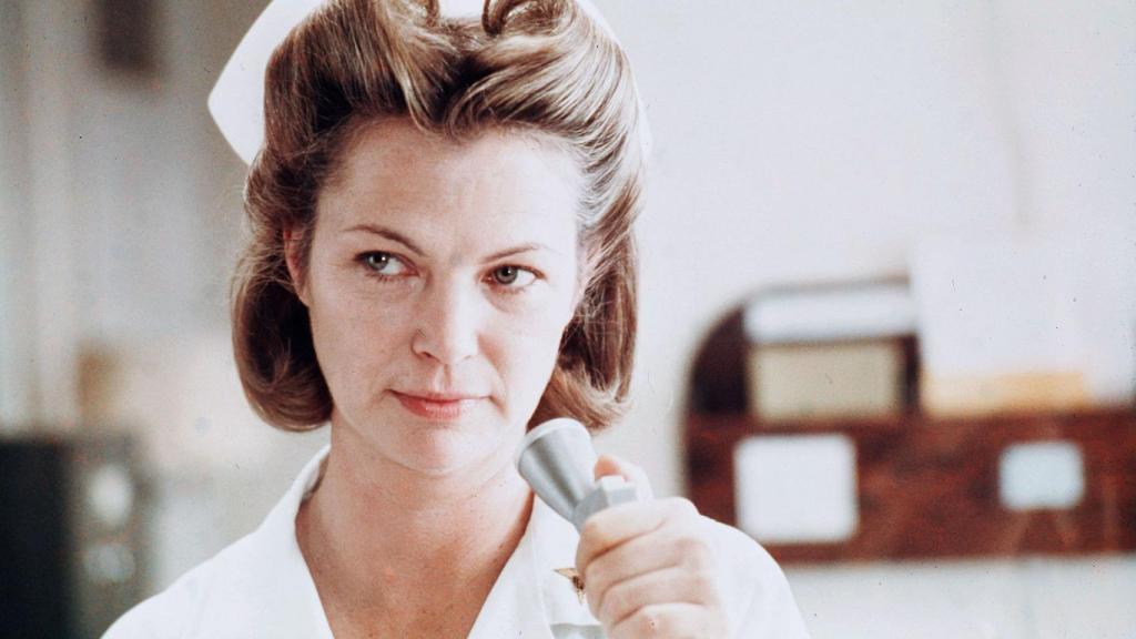 Louise Fletcher en el papel de la enfermera Ratched de 'Alguien voló sobre el nido del cuco' (1975)