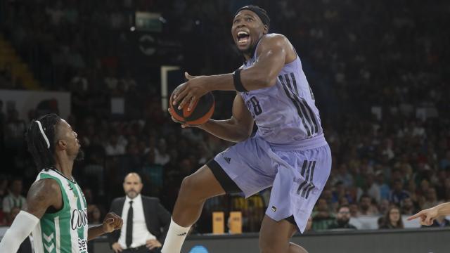 Guerschon Yabusele realiza una entrada a canasta ante Coosur Betis