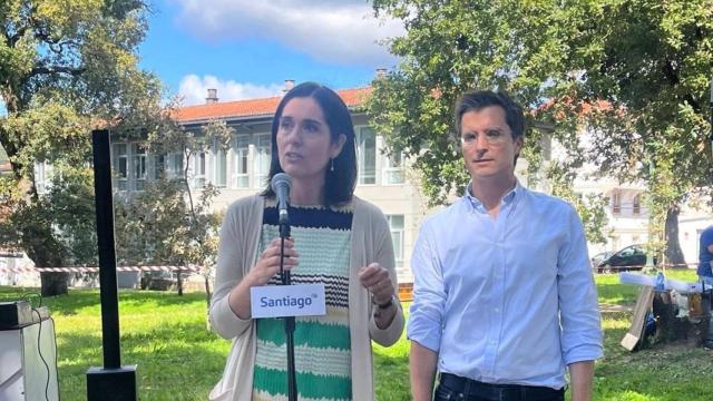 La secretaria general del PPdeG, Paula Prado, junto al candidato del PP en Santiago, Borja Verea, en un acto en la capital gallega.