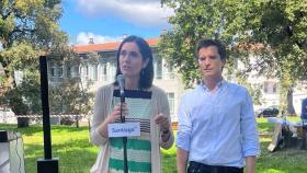 La secretaria general del PPdeG, Paula Prado, junto al candidato del PP en Santiago, Borja Verea, en un acto en la capital gallega.