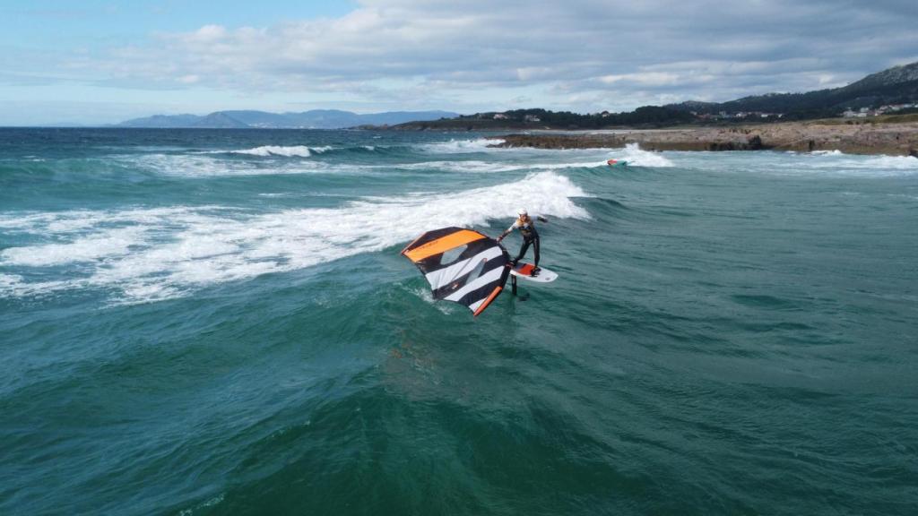 Uno de los raiders de la Nalu Wingfoil Pro Galicia QS en competición.