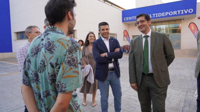 El presidente de la Diputación de Ciudad Real, José Manuel Caballero (derecha), y el alcalde de Campo de Criptana, Santiago Lázaro (centro)).