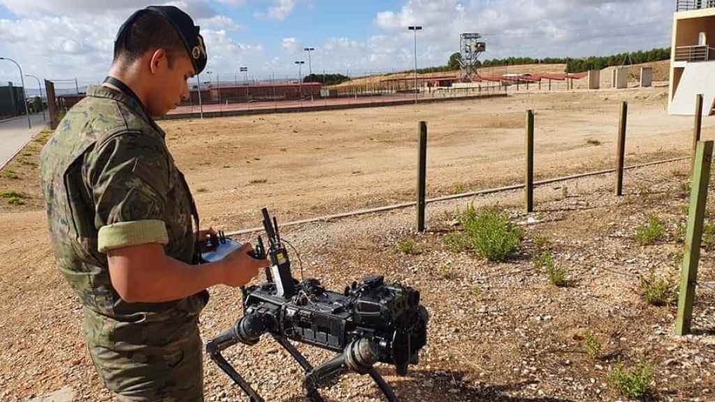 Militar español manejando el perro robot Vision 60