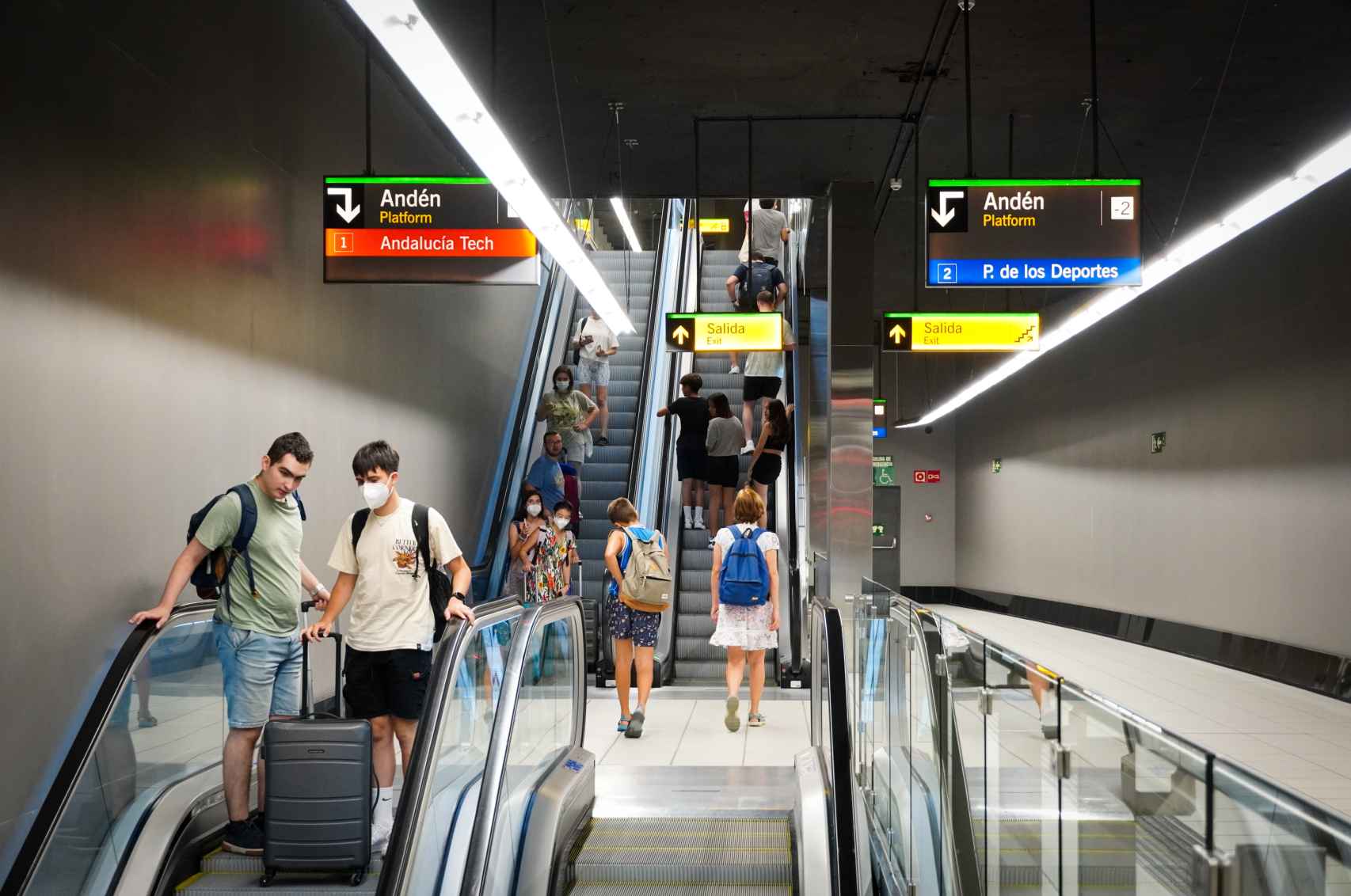 Un grupo de viajeros accede a una de las estaciones del Metro de Málaga.