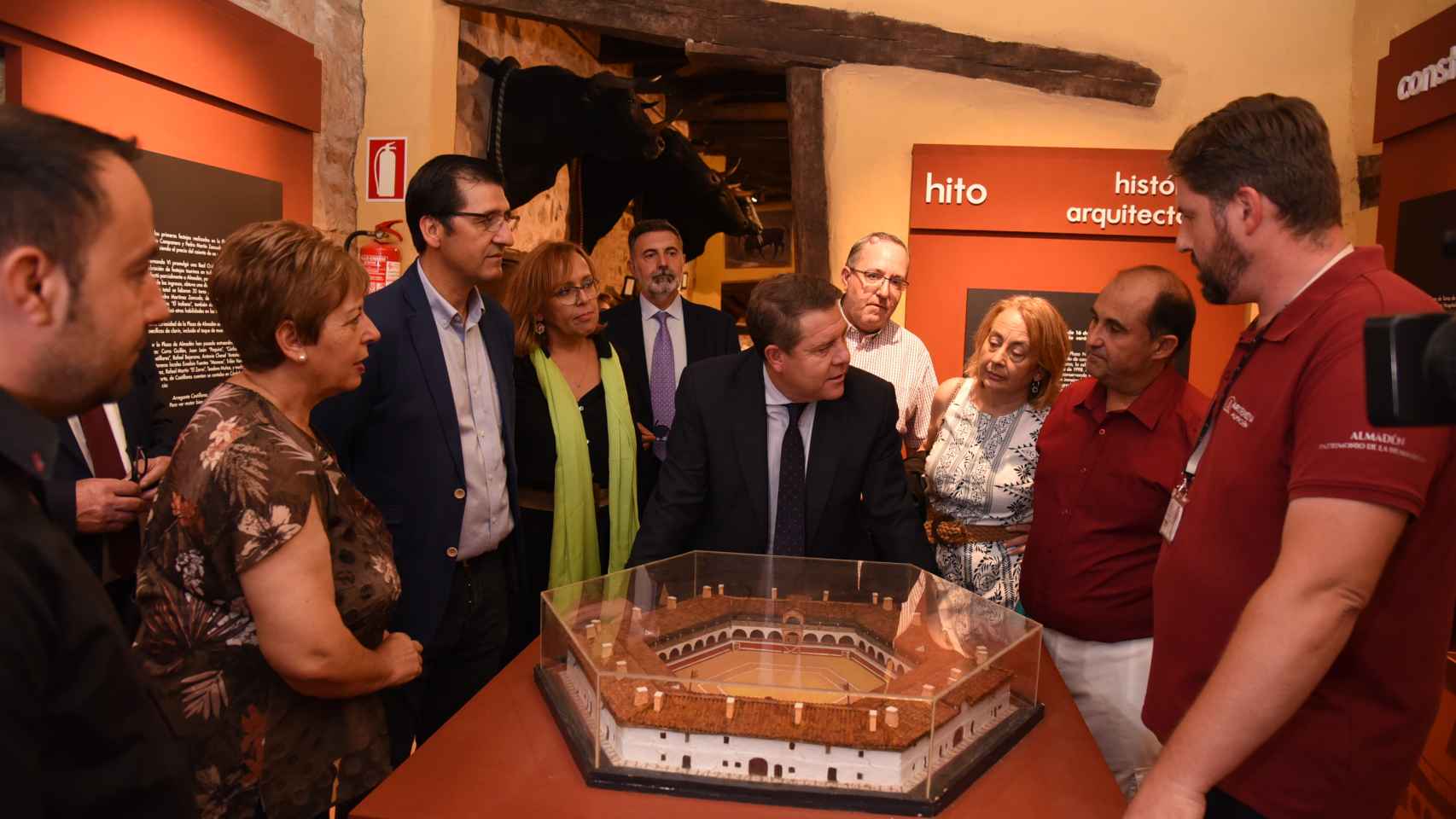 García-Page observa una maqueta de la plaza de toros de Almadén en el museo taurino del propio coso.