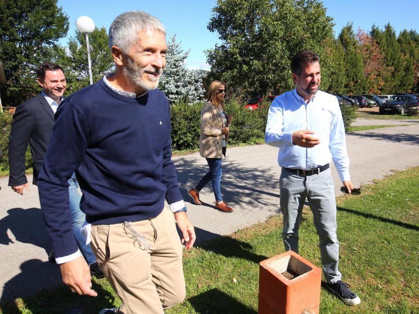 El ministro del Interior, Fernando Grande-Marlaska, a su llegada a la Fiesta de la Rosa del PSOE de Ponferrada.