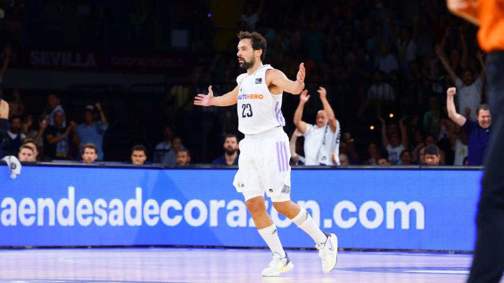 Llull celebra uno de sus triples durante el partido.