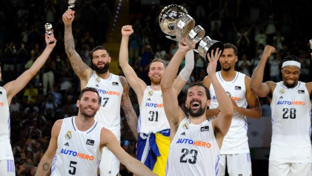 Llull levanta el trofeo de campeón.