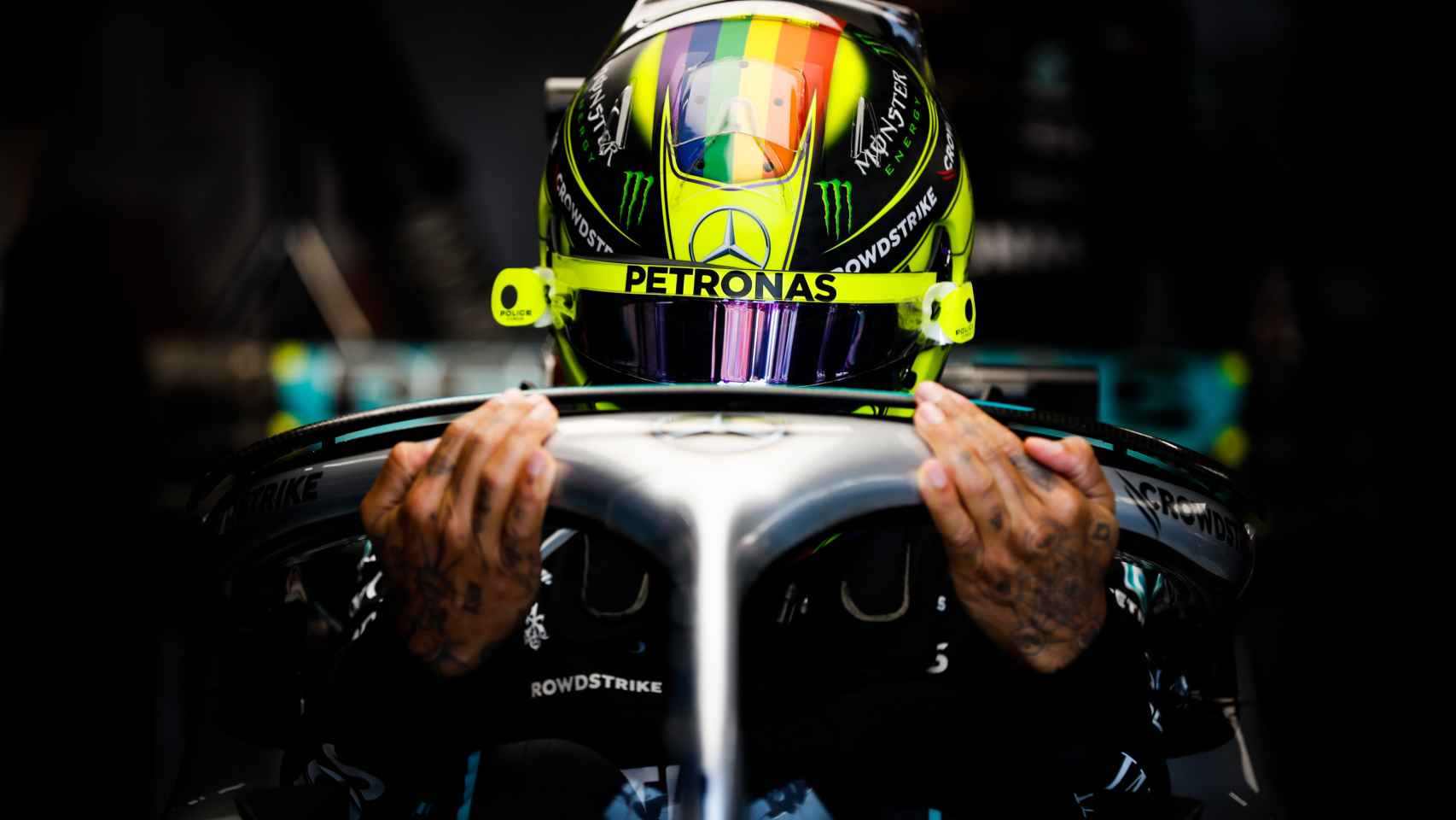 Lewis Hamilton, durante el GP de los Países Bajos de la F1 2022, con la bandera LGTBI en su casco.