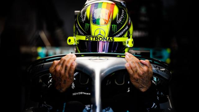 Lewis Hamilton, durante el GP de los Países Bajos de la F1 2022, con la bandera LGTBI en su casco.