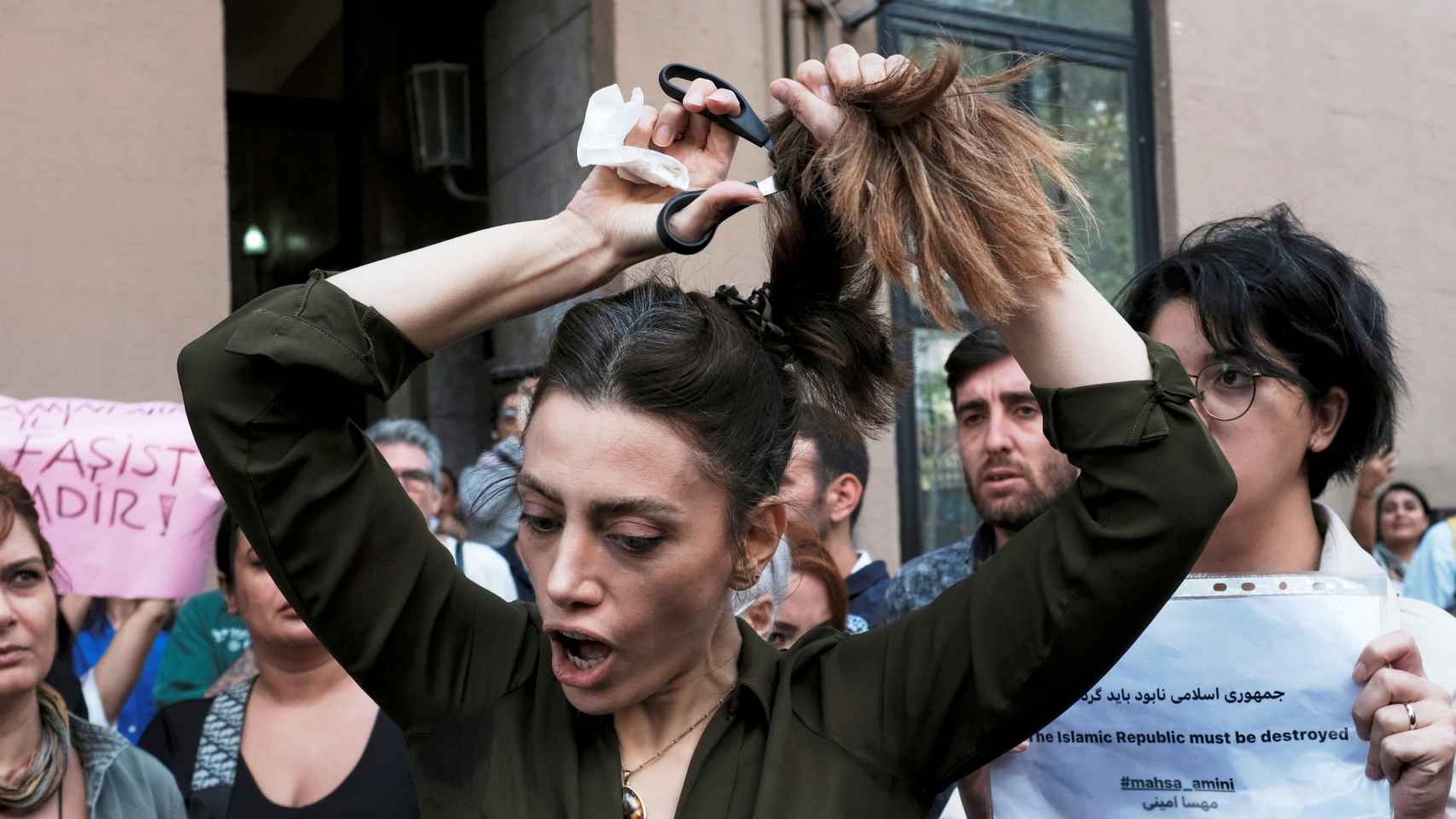 Nasibe Samsaei, iraní residente en Turquía, se corta el pelo en protesta tras la muerte de Amini en 2023.
