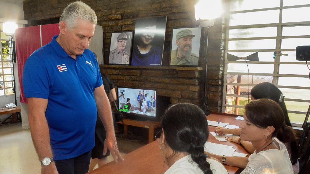 El presidente de Cuba, Miguel Díaz-Canel, deposita su voto en un colegio electoral de La Habana este domingo.