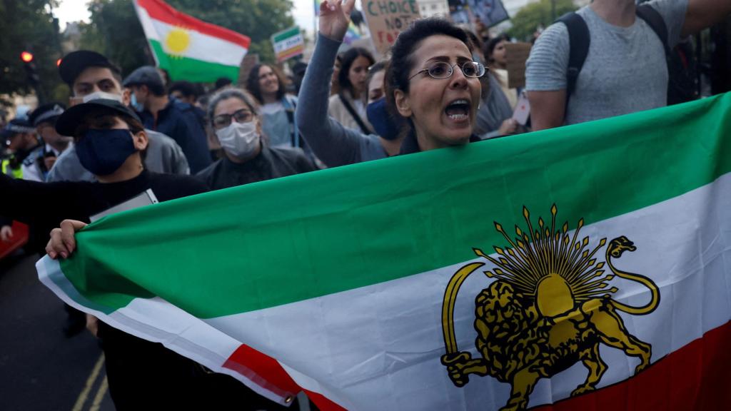 Manifestantes se solidarizan con las mujeres iraníes tras la muerte de Mahsa Amini en Londres.