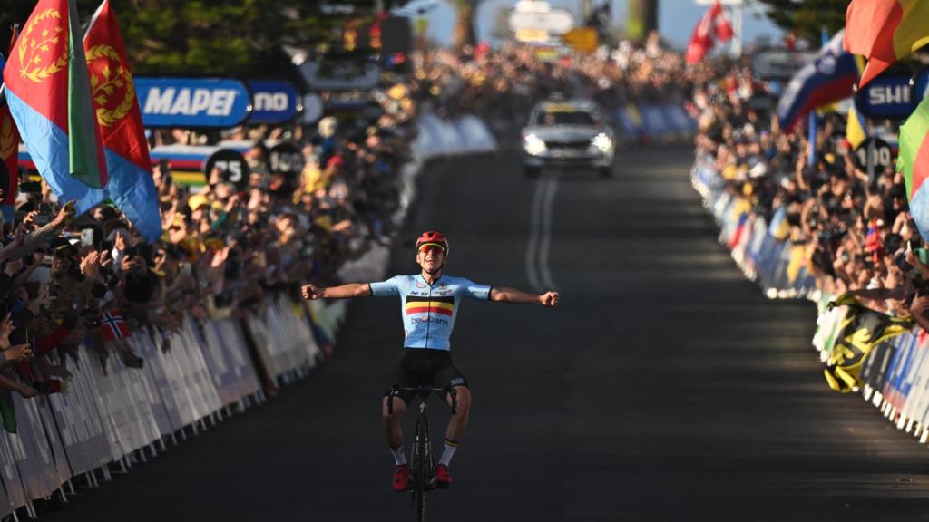 Remco Evenepoel celebra su victoria en el Mundial de Wollongong