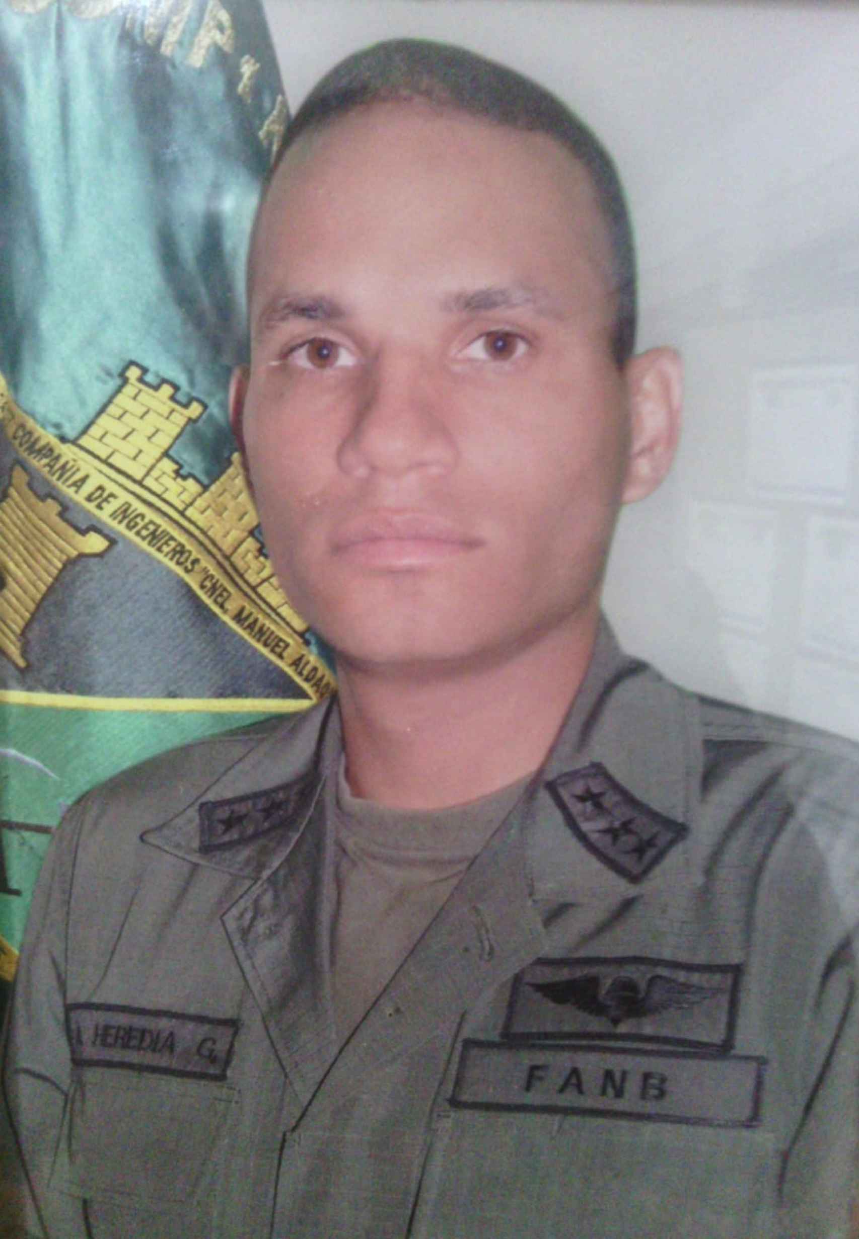 Un joven Anyelo Julio Heredia posa con el uniforme militar de la Fuerza Armada Nacional Bolivariana (FANB)