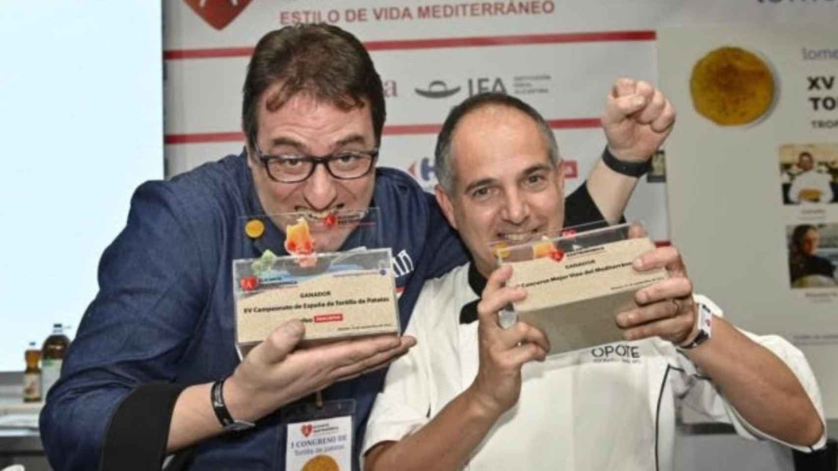 Carlos Olabuenaga (izquierda) y Alberto G. Ponte (derecha), sosteniendo sendos trofeos a la mejor tortilla de España.