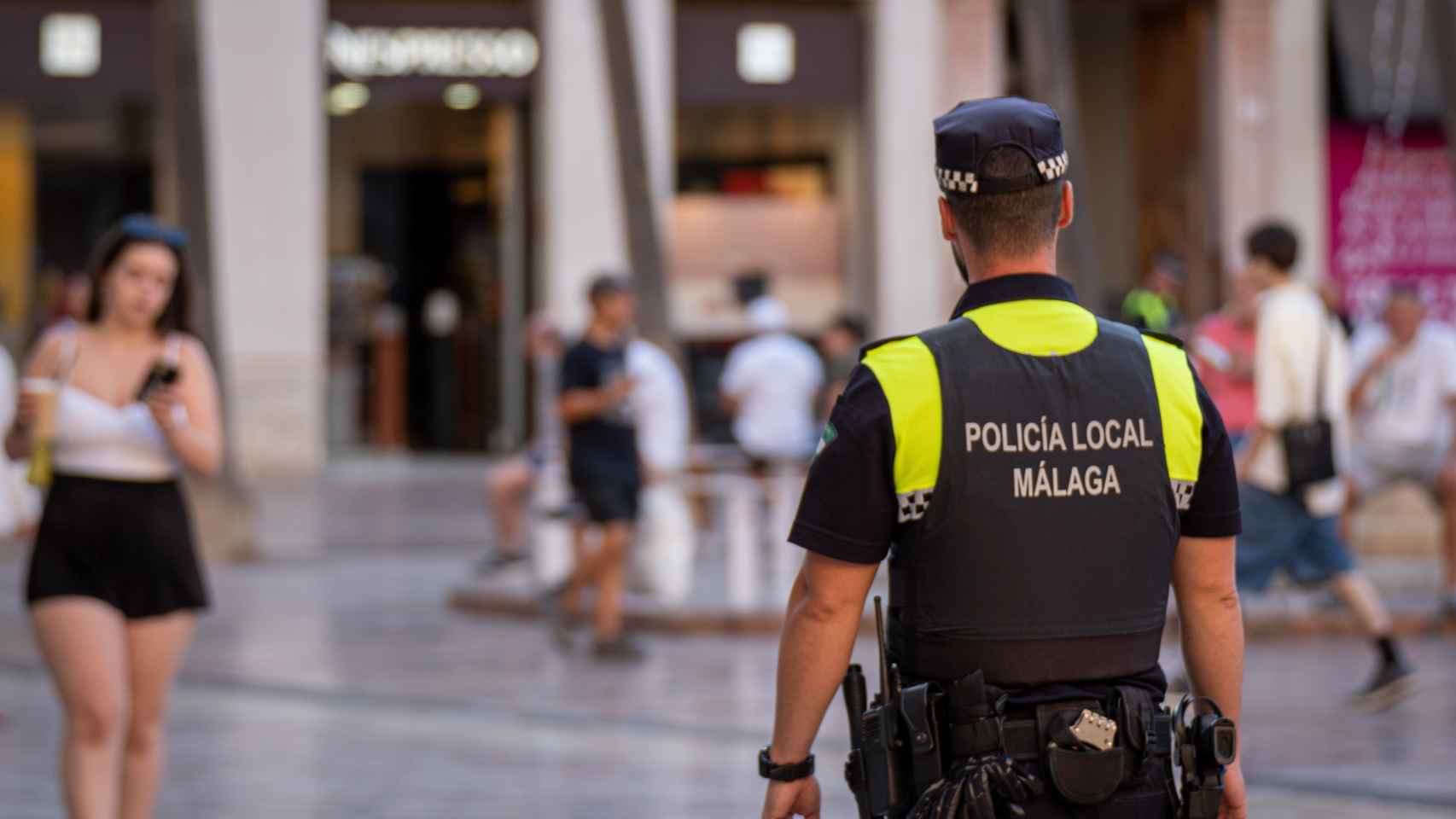 Un agente de la Policía Local de Málaga recorre el Centro histórico.