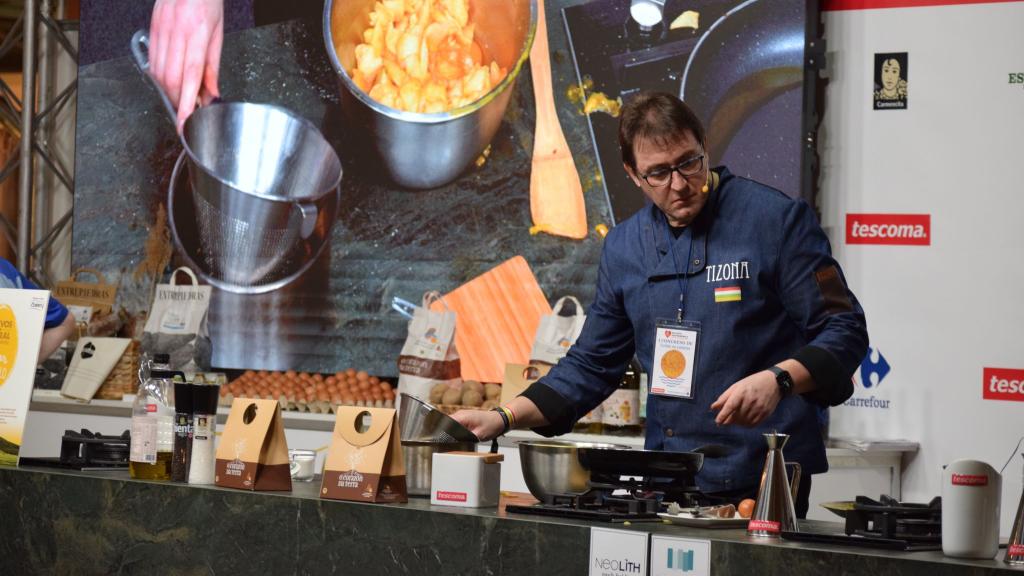 Carlos Olabuenaga, chef del restaurante Tizona, elaborando la tortilla que ha ganado el concurso.