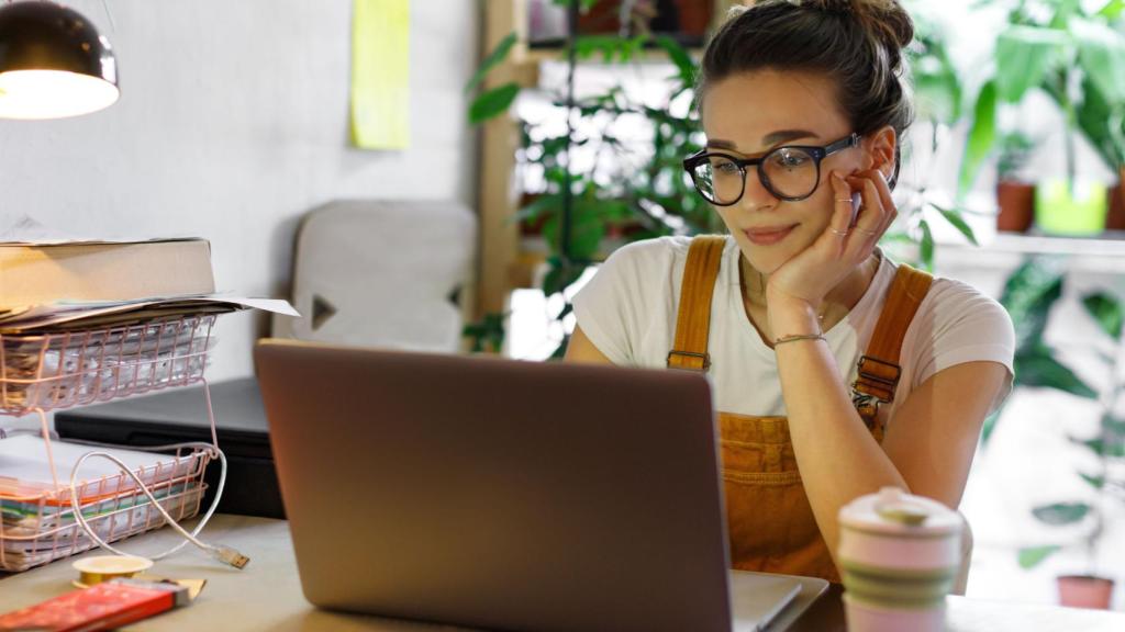 Jóvenes y ancianos valencianos reclaman  salarios de calidad.