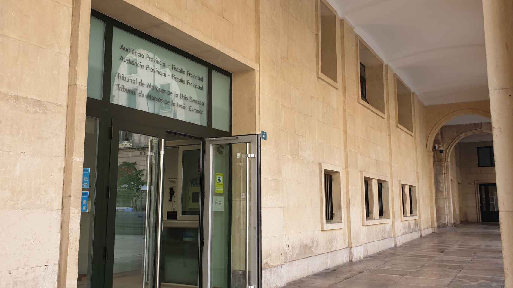 La Audiencia de Alicante, en la imagen, condena a dos años de prisión a un hombre por violación.